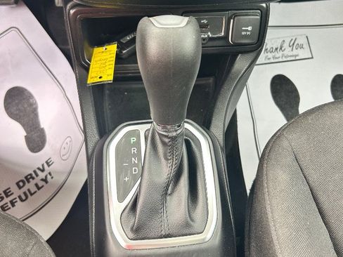 Used 2019 Jeep Renegade Latitude FWD image 12