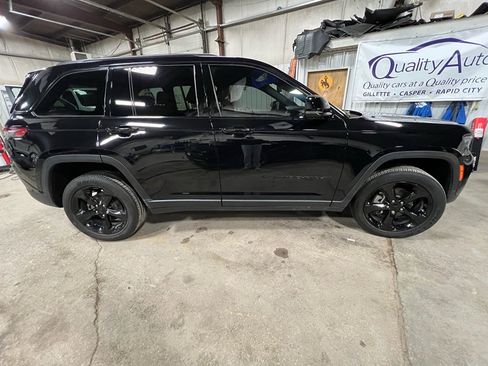 Used 2023 Jeep Grand Cherokee Altitude image 5