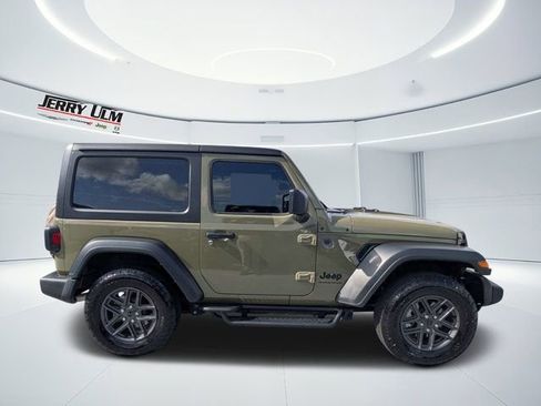Used 2025 Jeep Wrangler Sport AWD/4WD image 2
