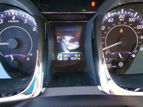 Used 2013 Toyota Avalon Limited w/ Technology Pkg FWD image 17