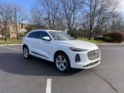 Used 2025 Audi Q5 Premium Plus w/ Premium Plus AWD/4WD image 1