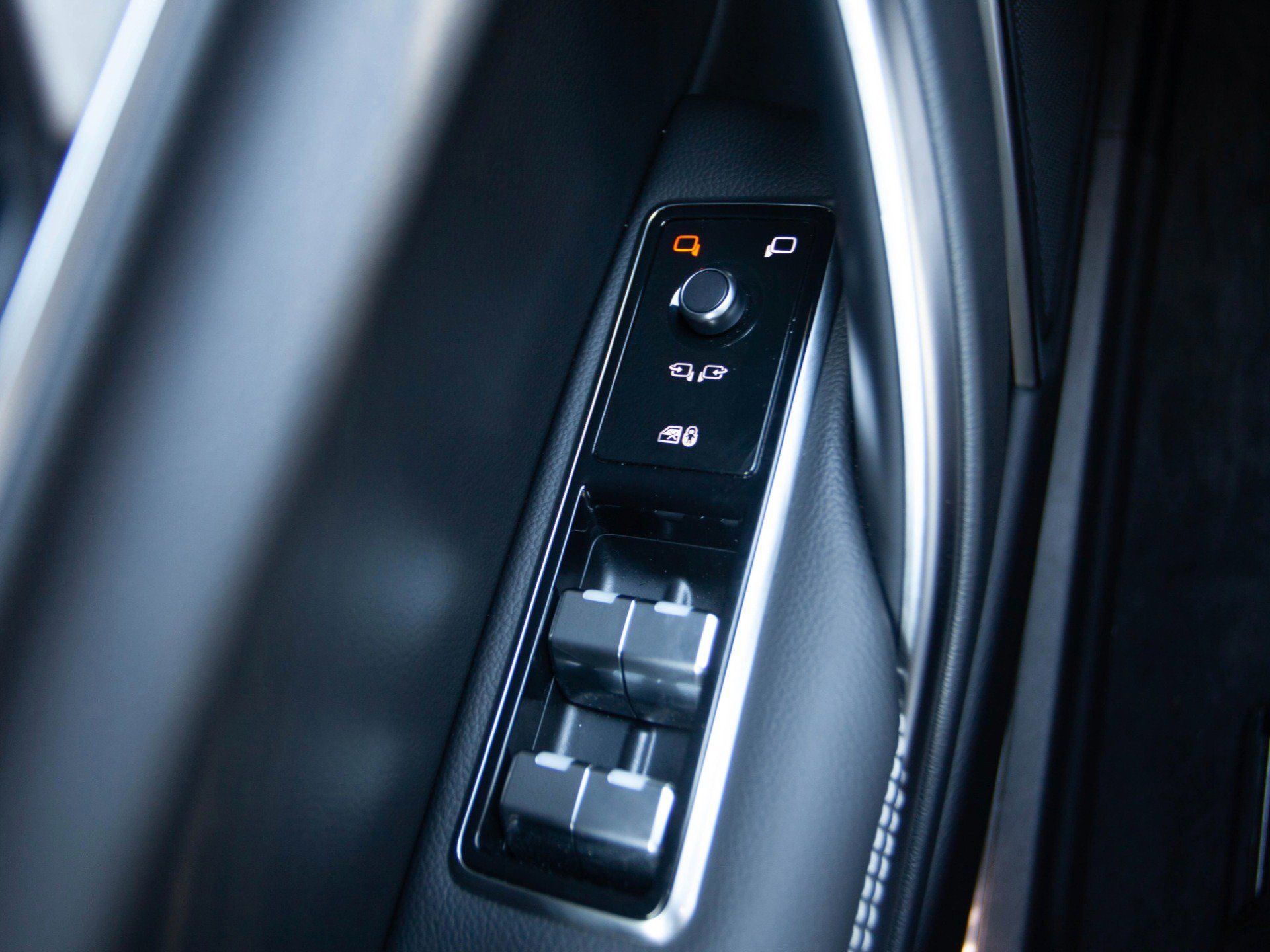 Used 2024 Jaguar XF R-Dynamic SE AWD/4WD image 19