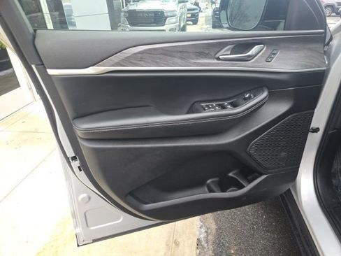 Certified 2024 Jeep Grand Cherokee Limited w/ Luxury Tech Group II image 10