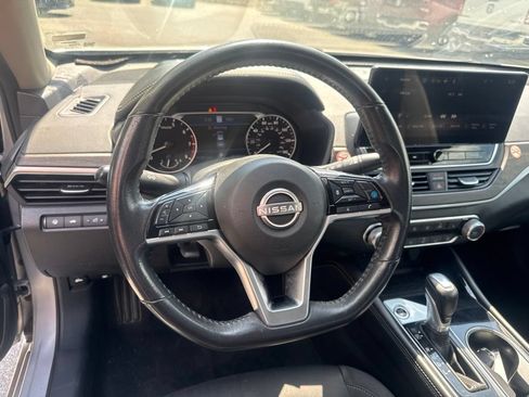 Used 2024 Nissan Altima 2.5 SV w/ SV Premium Package FWD image 13