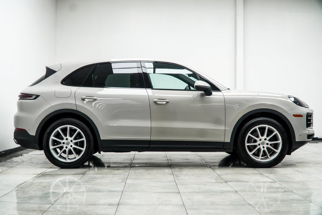 Used 2024 Porsche Cayenne w/ Premium Package Plus (PFM) AWD/4WD image 10