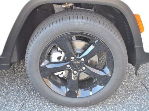 New 2025 Jeep Grand Cherokee Limited w/ Luxury Tech Group II image 10