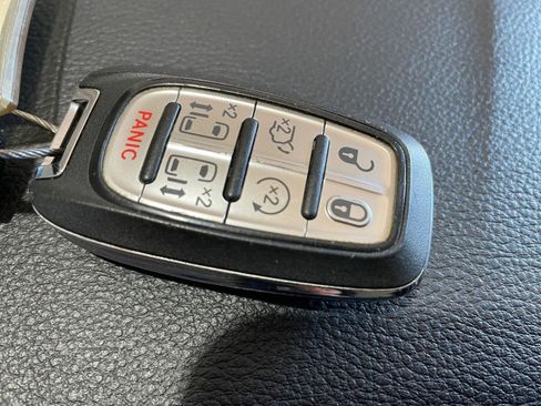 Used 2023 Chrysler Pacifica Touring-L image 25