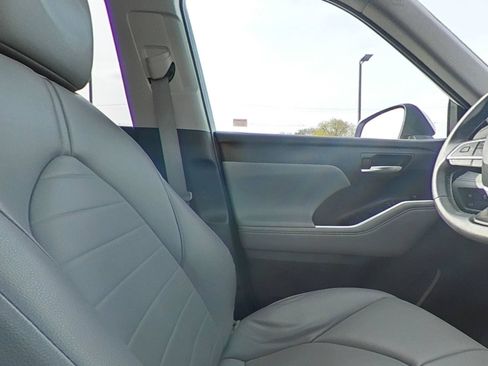 Used 2023 Toyota Highlander XLE AWD/4WD image 30