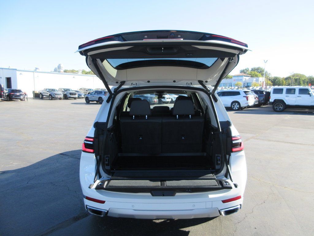 Used 2024 BMW X7 xDrive40i w/ Premium Package AWD/4WD image 7