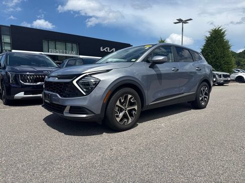 Used 2025 Kia Sportage EX FWD image 2