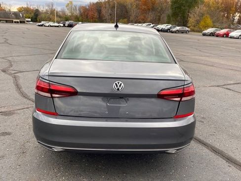 Used 2022 Volkswagen Passat 2.0T image 4