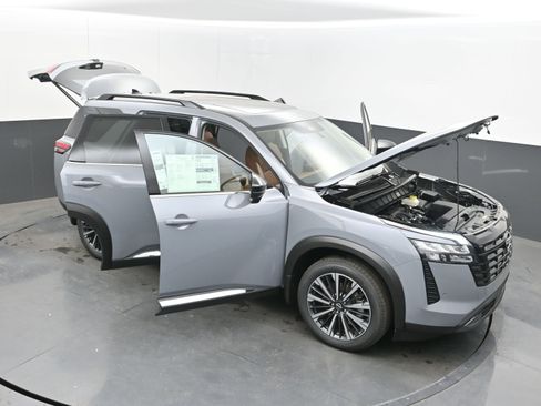 New 2026 Nissan Pathfinder Platinum FWD image 40