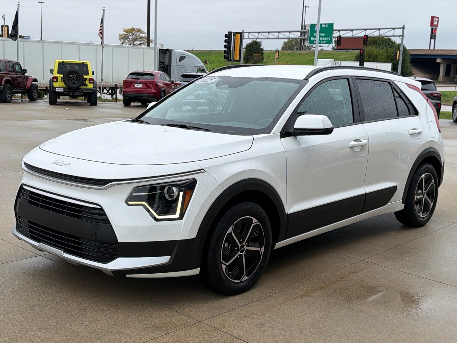 Used 2025 Kia Niro LX FWD image 4
