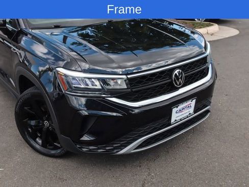 Used 2022 Volkswagen Taos SE w/ Panoramic Sunroof Package AWD/4WD image 2