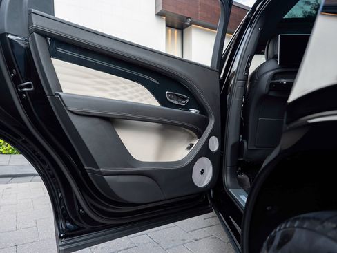 Used 2023 Bentley Bentayga Extended Wheelbase image 42