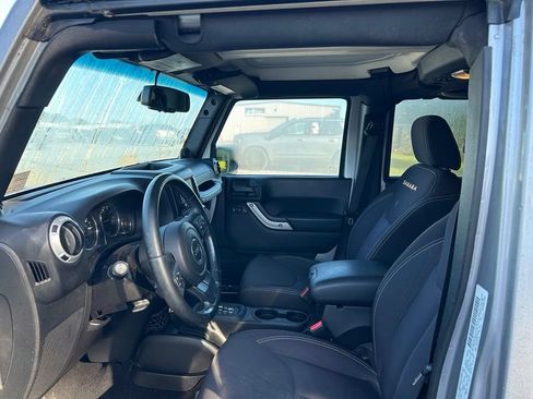 Used 2014 Jeep Wrangler Unlimited Sahara w/ Connectivity Group AWD/4WD image 4