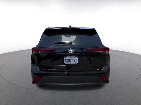 Used 2025 Toyota Highlander LE FWD image 12