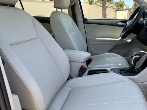 Used 2023 Volkswagen Tiguan SE w/ Panoramic Sunroof Package FWD image 21