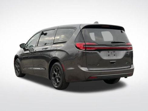 Used 2022 Chrysler Pacifica Limited w/ Uconnect Theater Family Group FWD image 23