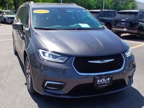 Used 2021 Chrysler Pacifica Touring-L FWD image 4