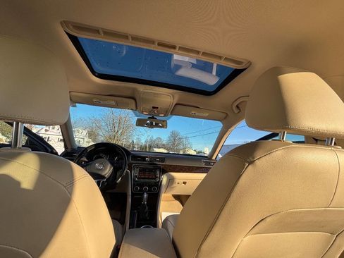 Used 2014 Volkswagen Passat 3.6 SEL Premium image 12