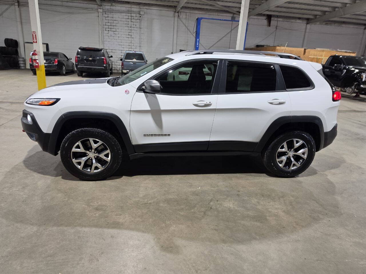 Used 2017 Jeep Cherokee Trailhawk w/ Comfort/Convenience Group AWD/4WD image 4