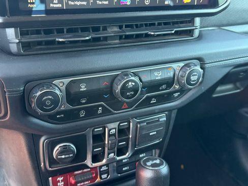 Used 2024 Jeep Wrangler Unlimited Rubicon AWD/4WD image 19
