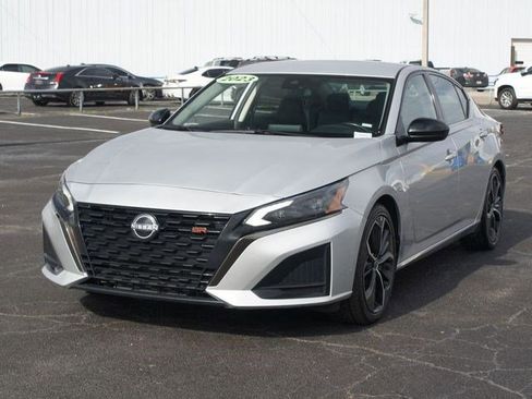 Used 2023 Nissan Altima 2.5 SR image 2