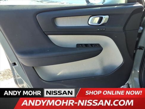 Used 2023 Volvo XC40 B5 Plus image 5