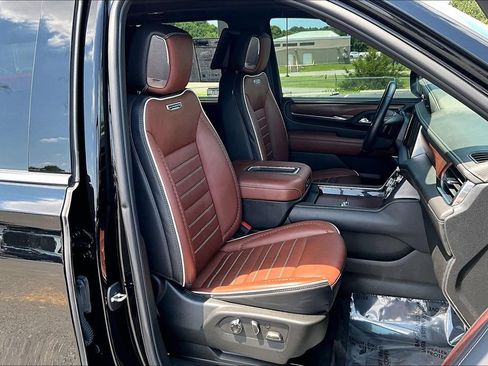 Used 2023 GMC Yukon Denali Ultimate w/ LPO, Floor Liner Package AWD/4WD image 32