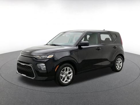 Used 2025 Kia Soul LX w/ LX Technology Package FWD image 3