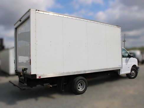 Used 2024 GMC Savana 3500 Extended w/ Power Convenience Package image 4