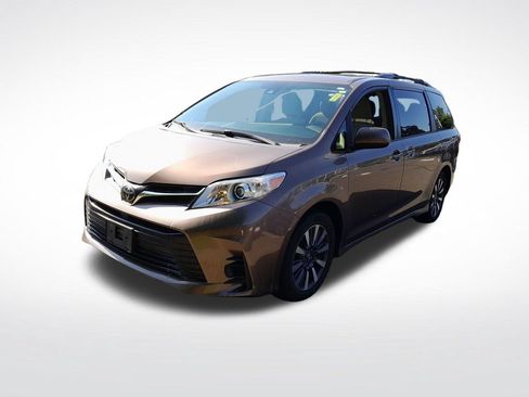 Used 2018 Toyota Sienna LE AWD/4WD image 3