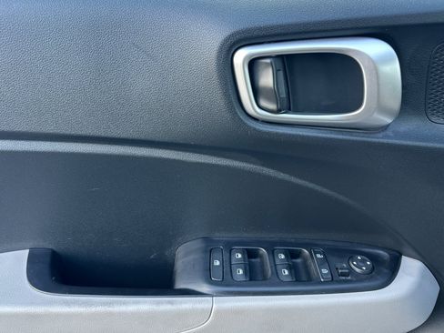 Used 2025 Hyundai Venue SEL FWD image 11