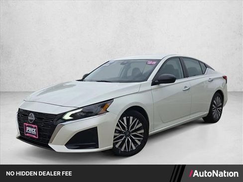 Used 2025 Nissan Altima 2.5 SV FWD image 1