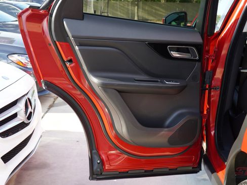 Used 2019 Jaguar F-PACE Premium image 20