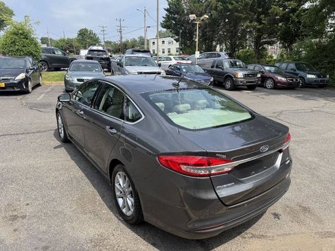 Used 2017 Ford Fusion SE w/ Fusion SE Technology Package FWD image 5