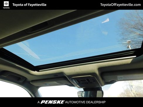 Used 2022 Toyota Highlander XLE image 6