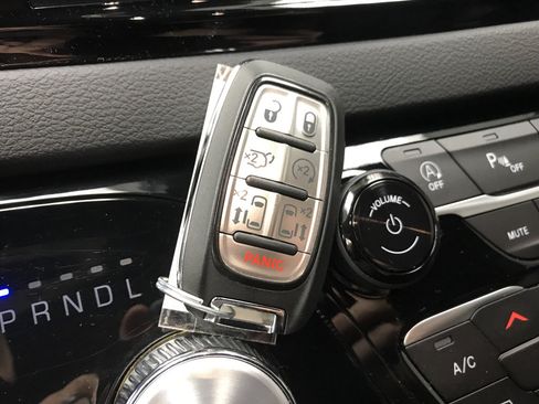 Used 2025 Chrysler Pacifica Select image 12