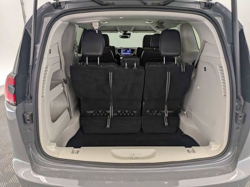Used 2022 Chrysler Pacifica Touring-L FWD image 32