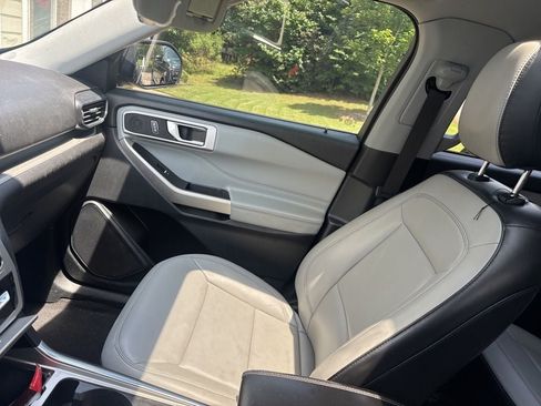Used 2021 Ford Explorer XLT w/ Equipment Group 202A RWD image 10