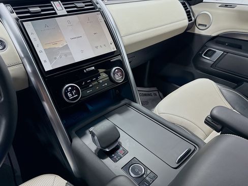 Used 2024 Land Rover Discovery Metropolitan Edition image 28