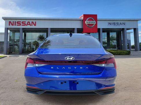 Used 2023 Hyundai Elantra SEL w/ Convenience Package FWD image 3