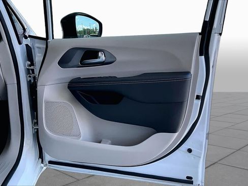 Used 2024 Chrysler Pacifica Touring-L FWD image 23