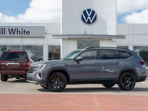 New 2026 Volkswagen Atlas SE FWD image 1