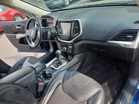 Used 2018 Jeep Cherokee Latitude Plus w/ Cold Weather Group AWD/4WD image 16