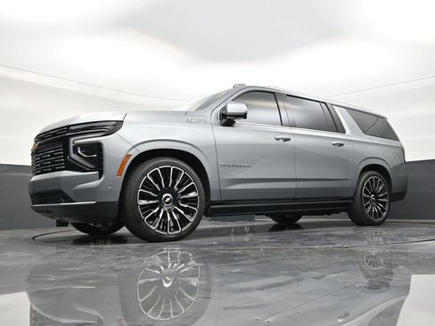 Used 2025 Chevrolet Suburban High Country AWD/4WD image 20