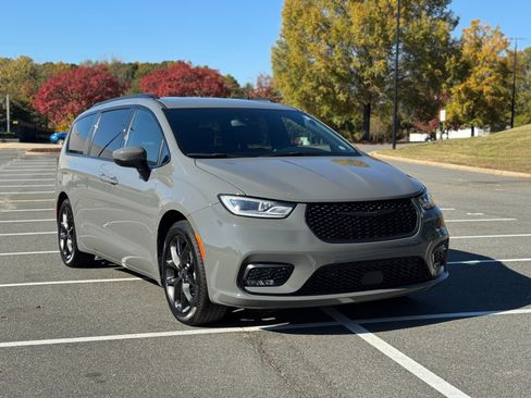 Used 2023 Chrysler Pacifica Touring-L w/ S Appearance Package image 16