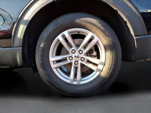 Used 2022 Ford Explorer XLT w/ Equipment Group 202A image 2