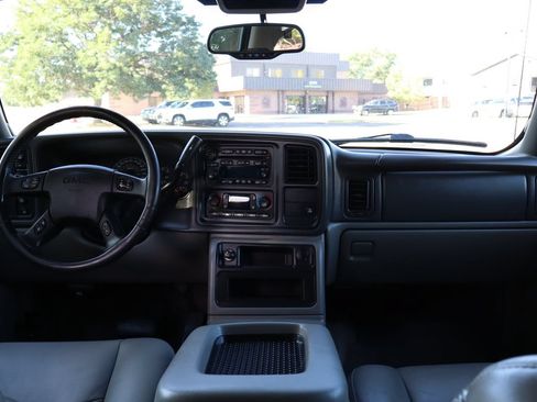 Used 2005 GMC Yukon SLT w/ SLT Preferred Equipment Group AWD/4WD image 16